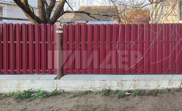 красный забор из евроштакетника на бетонном фундаменте