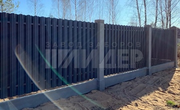 новый забор из темного металлоштакетника с бетонными столбами
