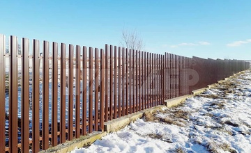 простой забор из евроштакетника на бетонном фундаменте с перепадом высот