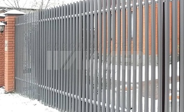 серый забор из узкого металлического штакетника с кирпичными столбами