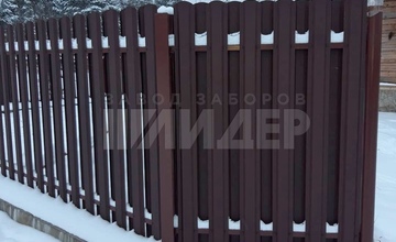 шахматный забор из коричневого евроштакетника зимой