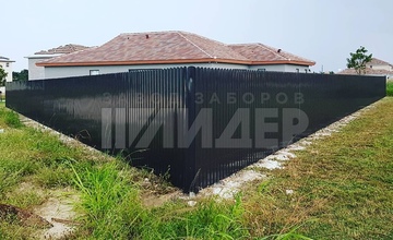 сплошной черный забор из металлического евроштакетника