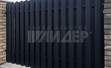 темный забор из металлического штакетника на кирпичном основании