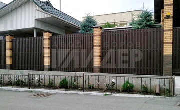 высокий коричневый забор из евроштакетника в коттеджном поселке