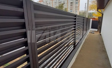 односторонний забор жалюзи у дома в частном секторе