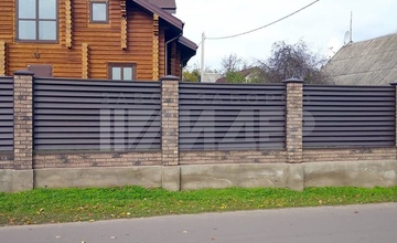 темный ограждение типа жалюзи с основанием из декоративного кирпича для деревянного дома