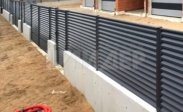 темно-серый забор жалюзи серии престиж на бетонном основании