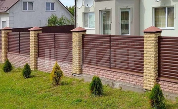 забор жалюзи красного оттенка с кирпичными столбами на бетонном фундаменте