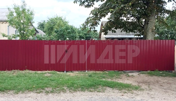 Забор из красного профнастила для частного дома ПН-219 - фото 2