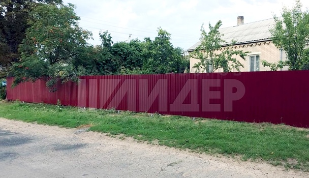 Забор из красного профнастила для частного дома ПН-219 - фото 3