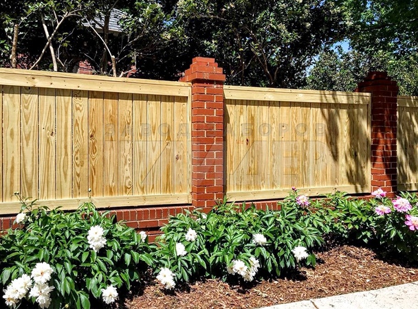 Деревянный забор с кирпичными столбами ДВ-226