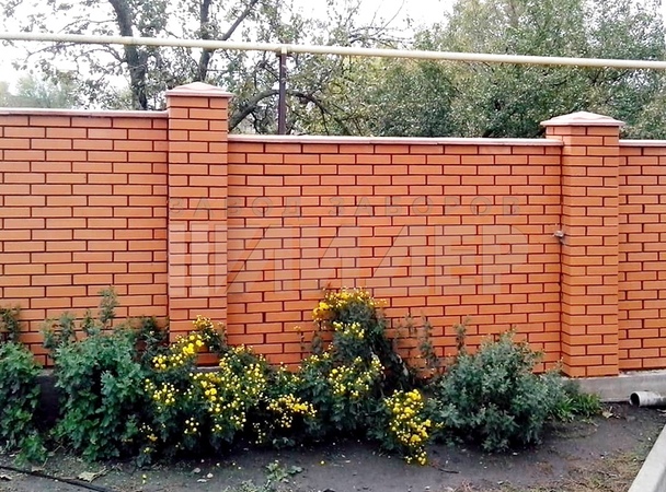 Красный кирпичный забор на неровном участке КП-125