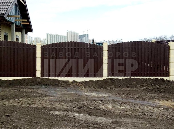 Забор из евроштакетника полукругом под дерево ЕШ-137